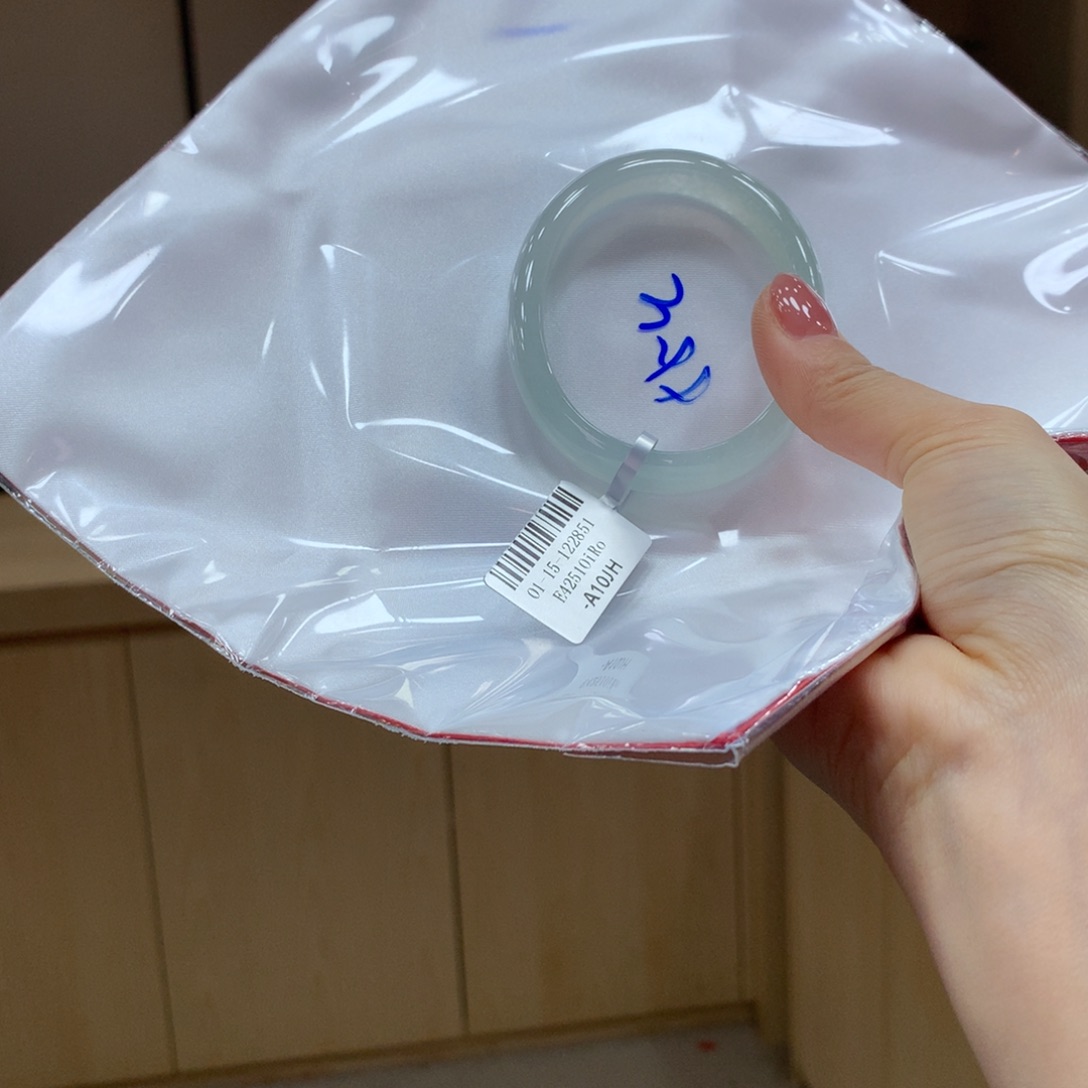 翡翠手镯未镶嵌不退不换