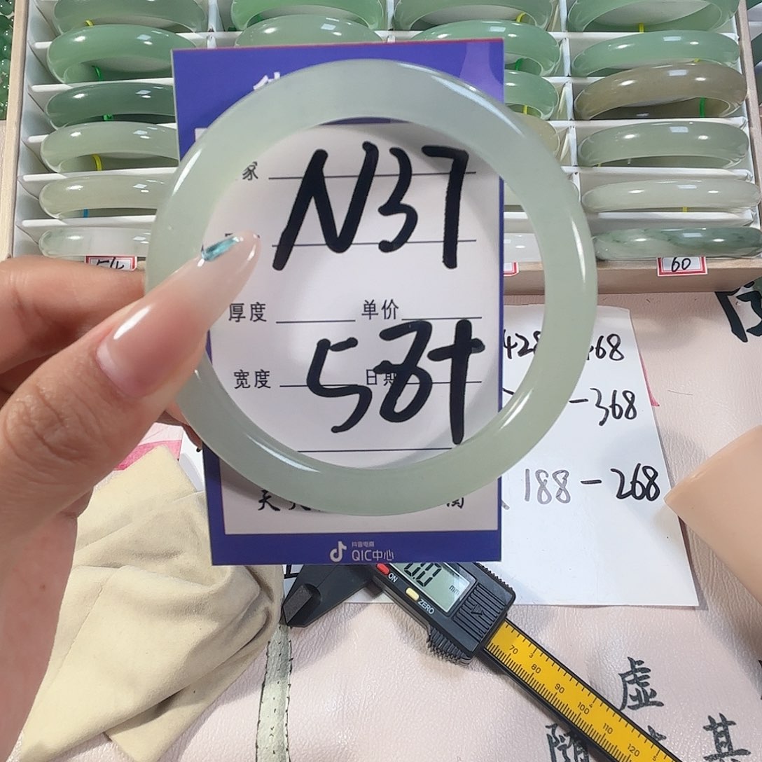 未镶嵌手镯石英质玉