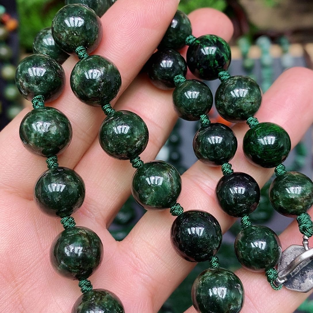 翡翠颈饰未镶嵌漂亮美眉