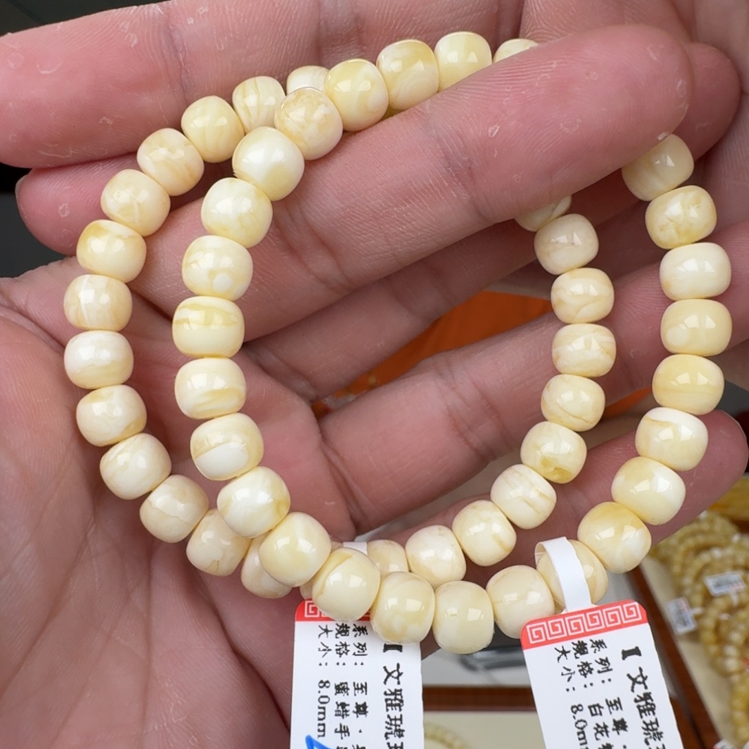 蜜蜡未镶嵌裸石多样性发其一