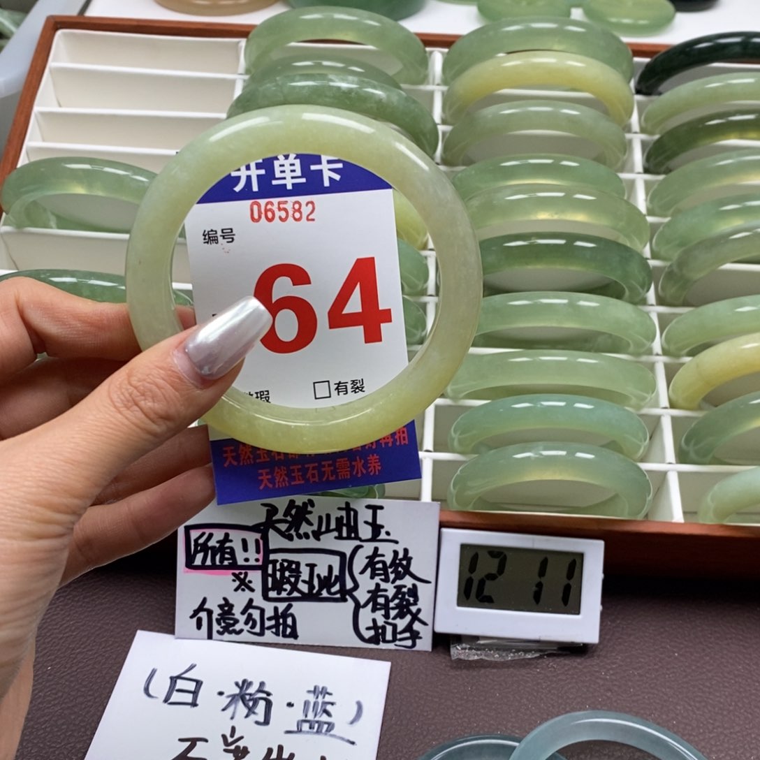 蛇纹石玉未镶嵌手镯