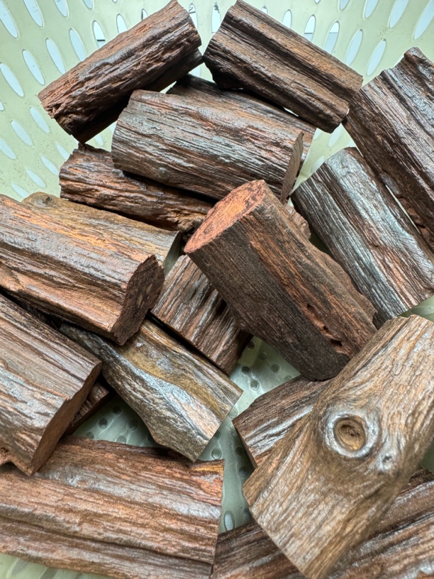 满油降真香手把件原木带绳子(多样性发其一)