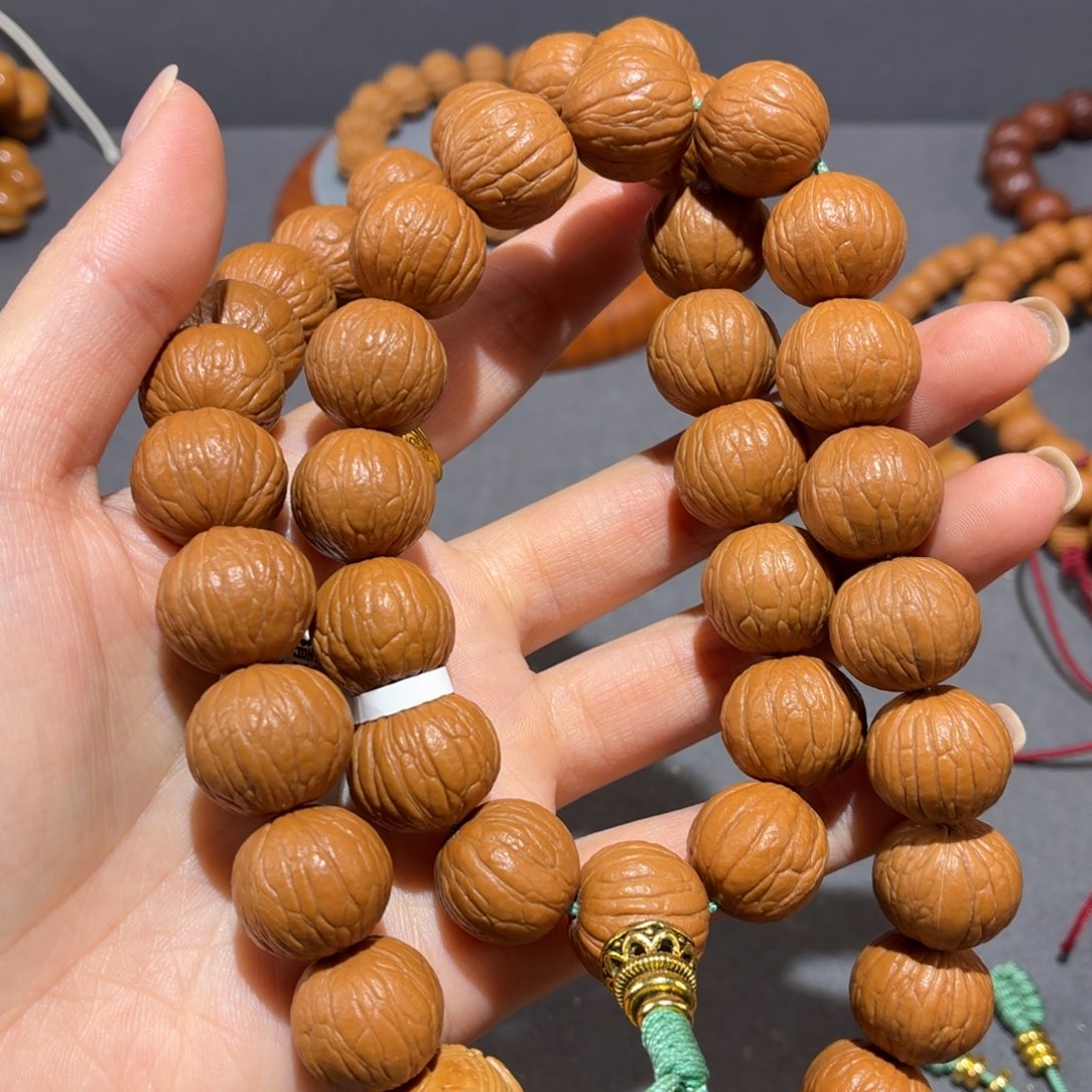 大***手桃核吊坠聚宝盆手持雕刻