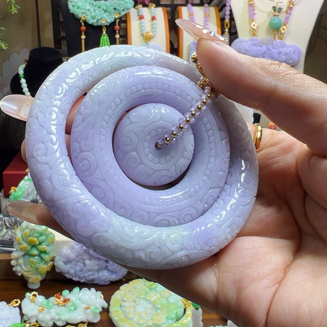 L***M翡翠未镶嵌毛衣链套装