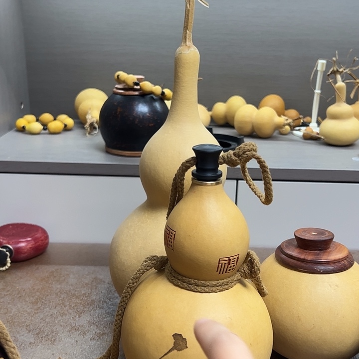 王***迹阿咯摸摸摸摸哦哦哦
