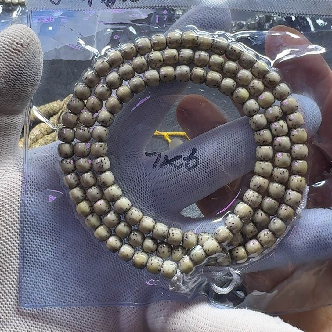 星月菩提手串M***e星月菩提7*6石玉料大留白（轻微走色）