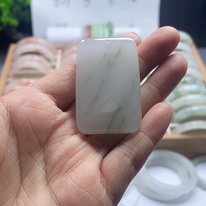 颈饰未镶嵌石英质玉（天山翠）平安无事牌