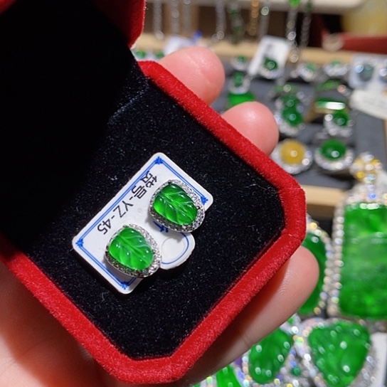 翡翠未镶嵌戒指吊坠