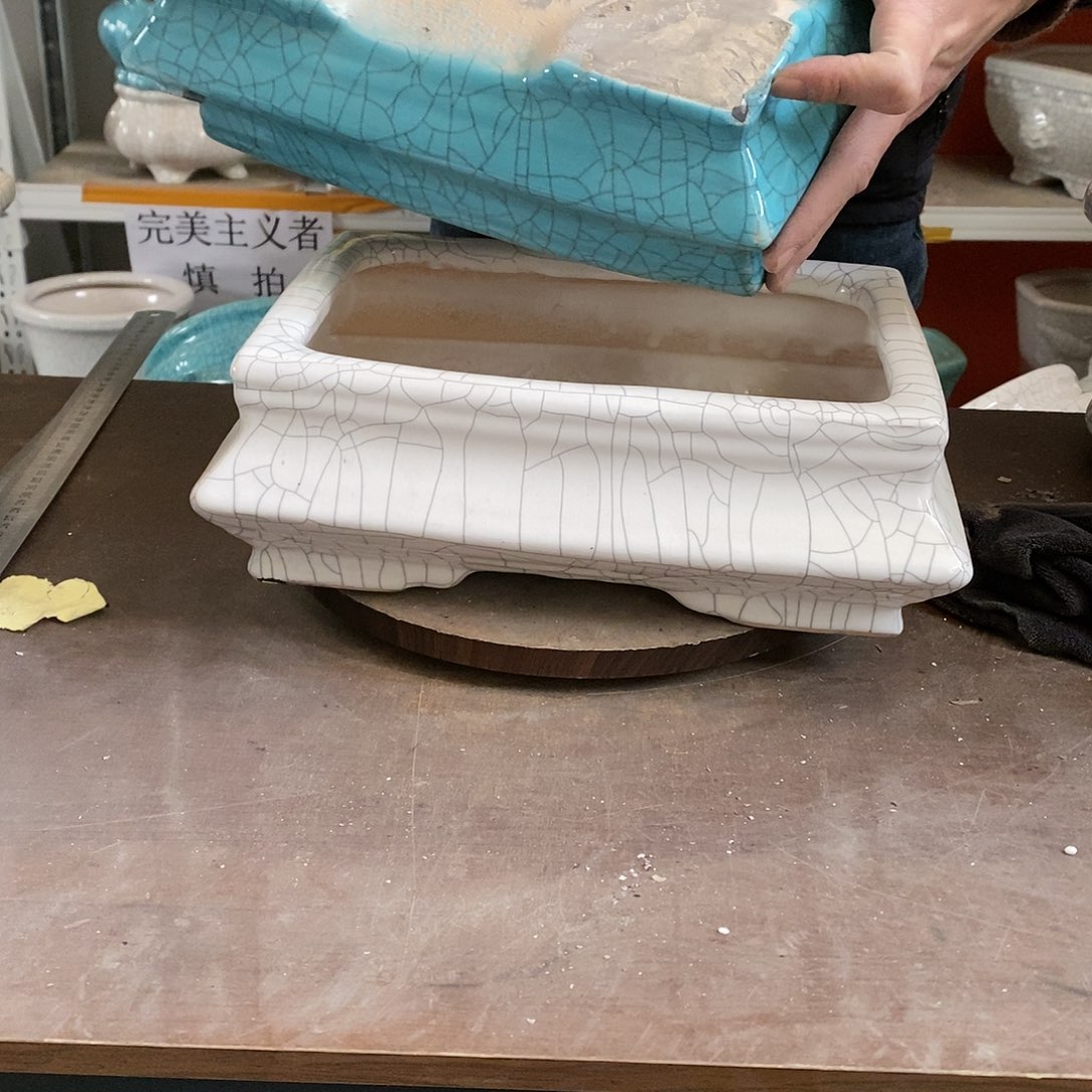 瑕疵花盆里装满鲜花