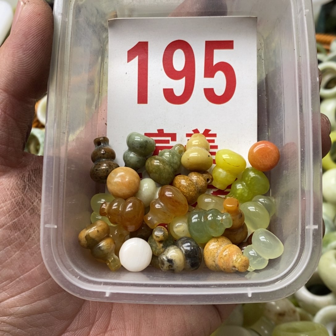 蛇纹石玉挂坠未镶嵌