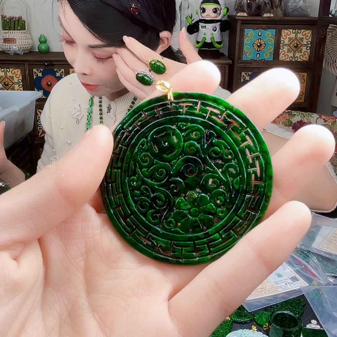 颈饰18K金镶嵌翡翠多样性