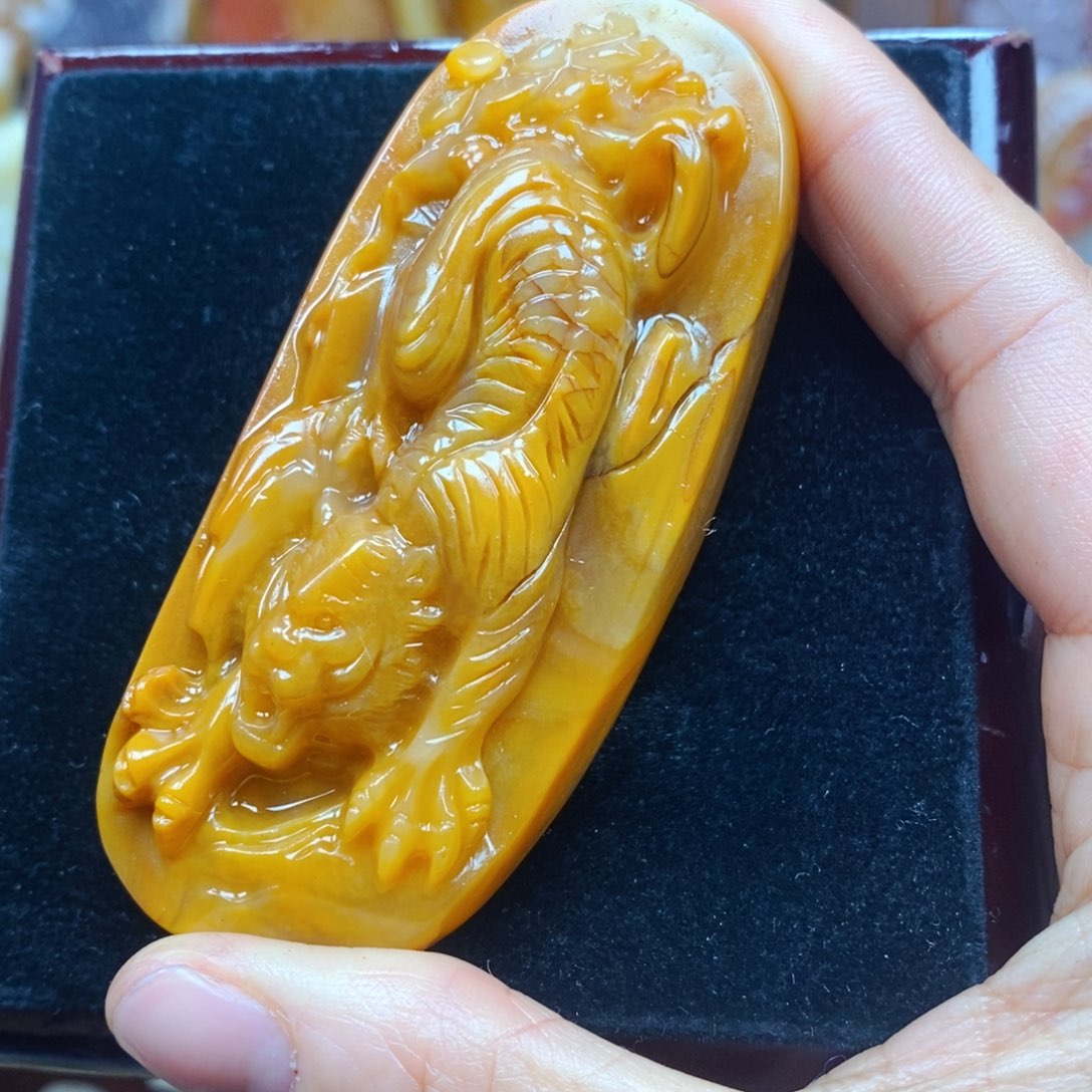 石英质玉（黄龙玉）未镶嵌颈饰