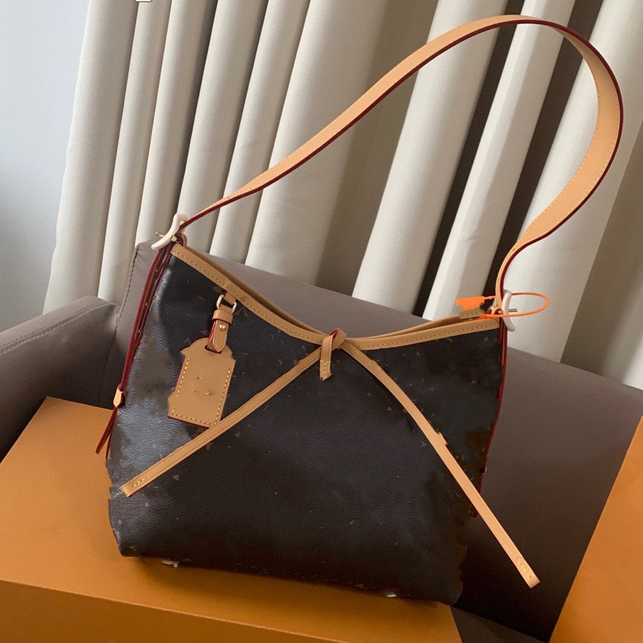 凯瑞奥腋下字母包29*27cm（里外标全对）现货带礼盒单肩包