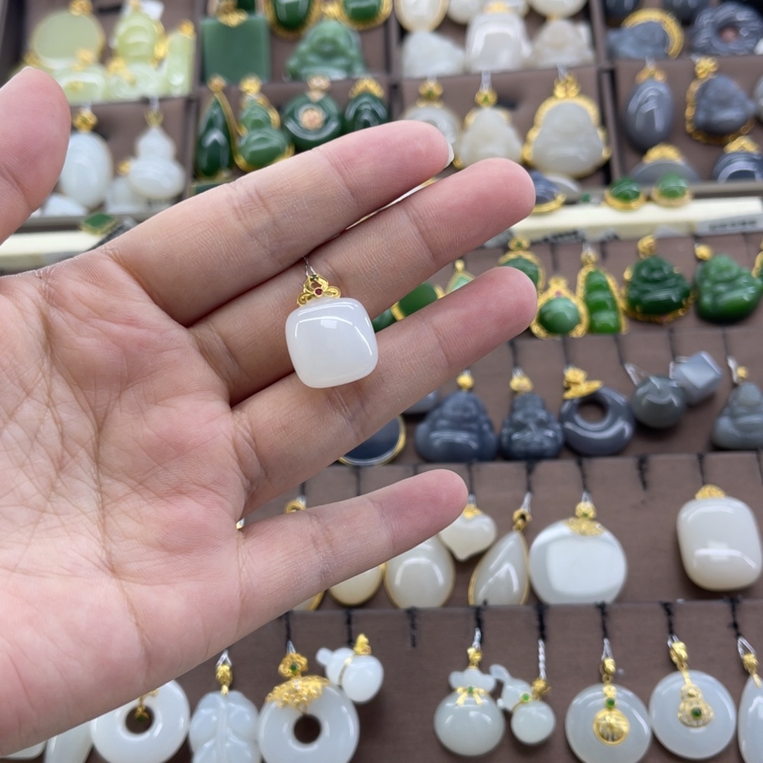 和田玉18K金镶嵌吊坠(赠链)