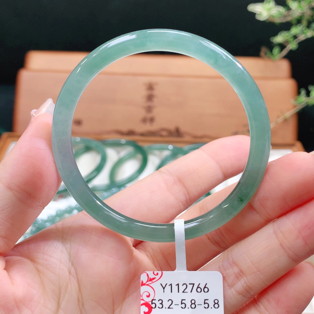 翡翠手镯未镶嵌天然