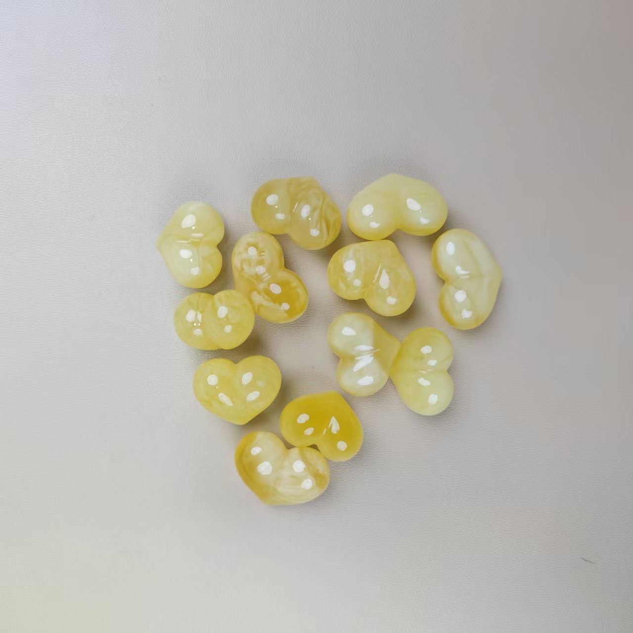 蜜蜡“AAA级”屁桃吊坠一个2-4克 多样性发其中一件 天然原矿无优化