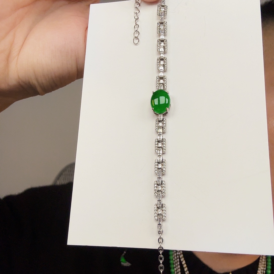 翡翠未镶嵌颈饰一件