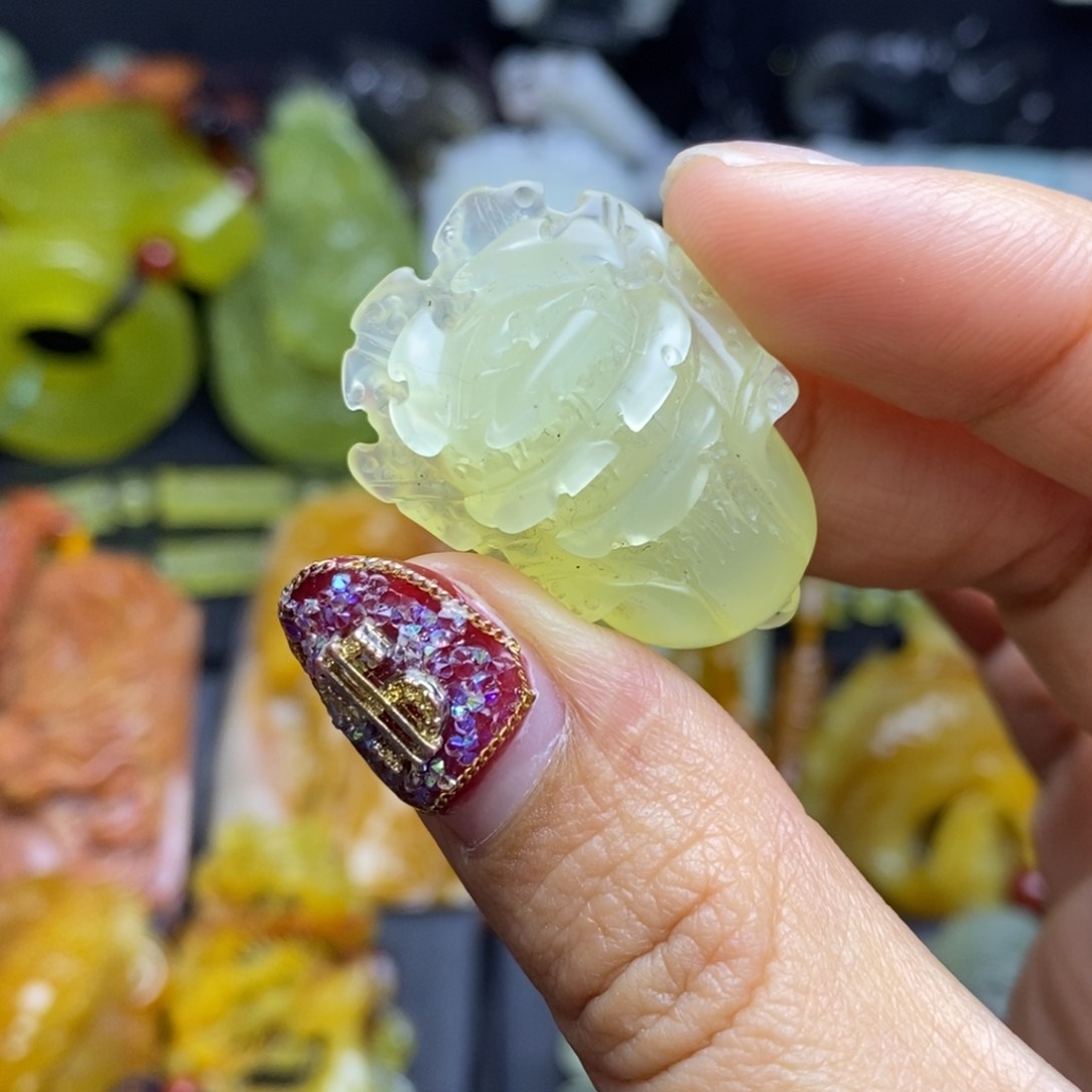 蛇纹石玉颈饰未镶嵌