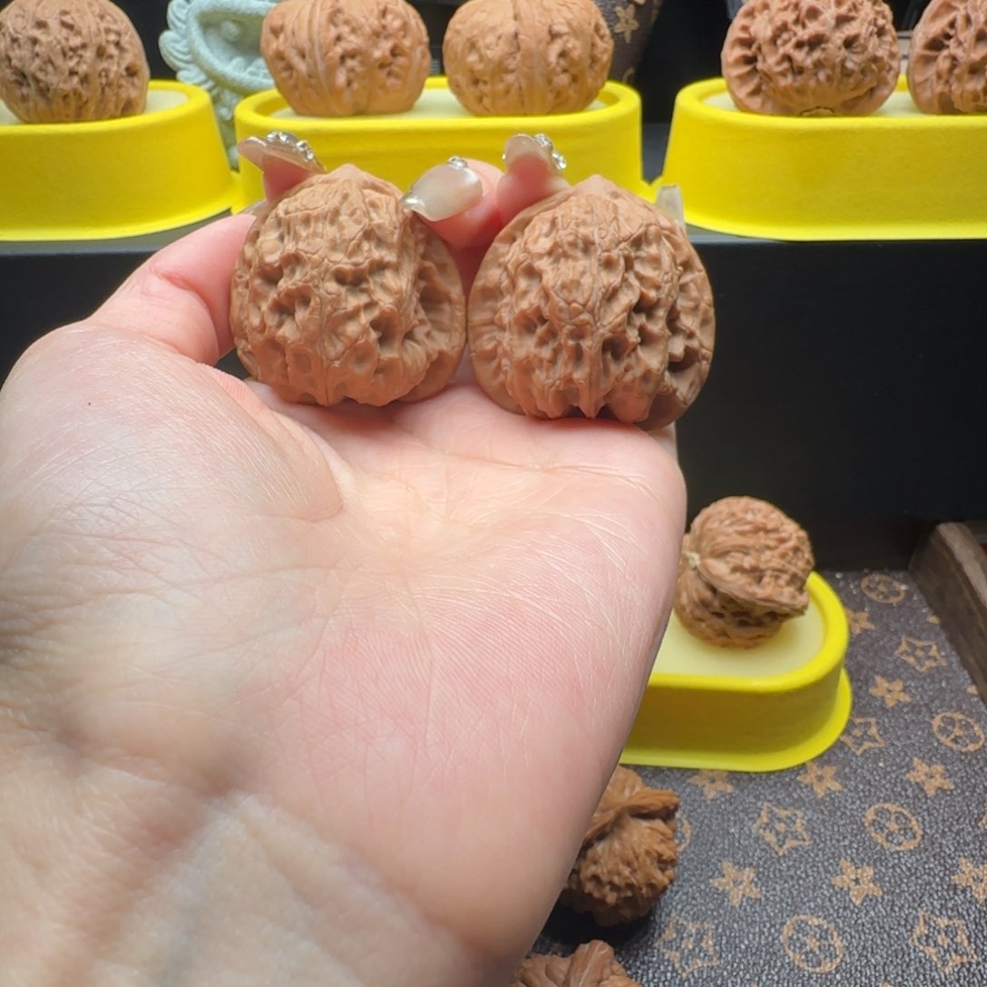 猴头核桃吊坠梨木台