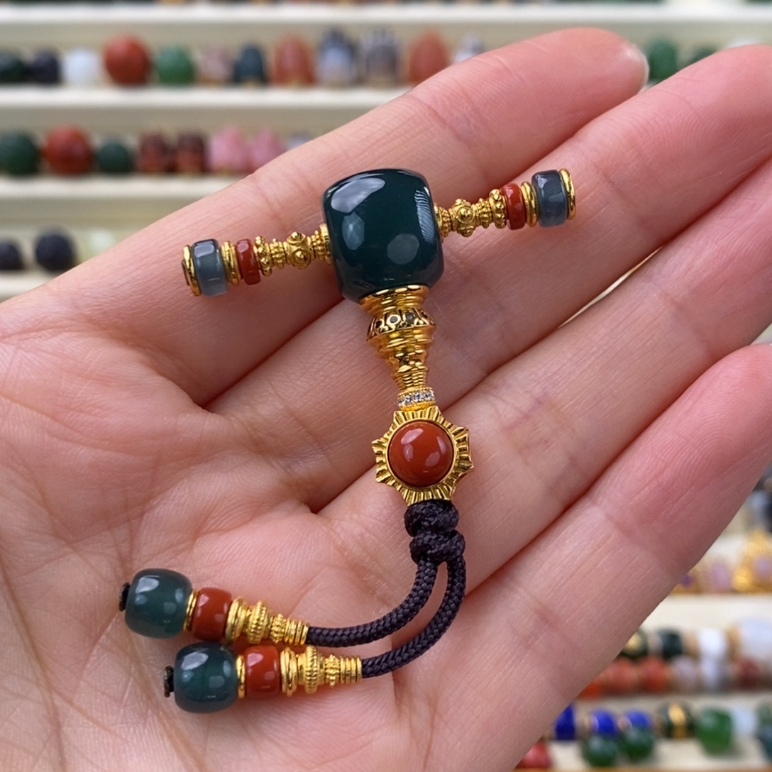 是***是翡翠18K金镶嵌颈饰