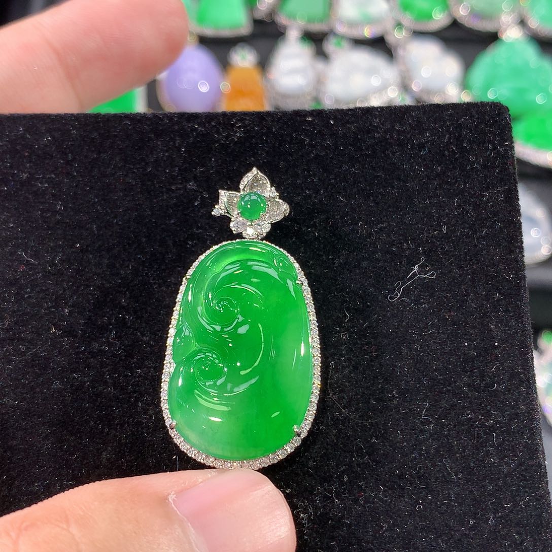 翡翠18K金镶嵌颈饰