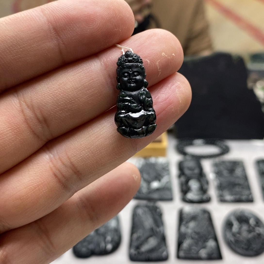 翡翠未镶嵌颈饰观音