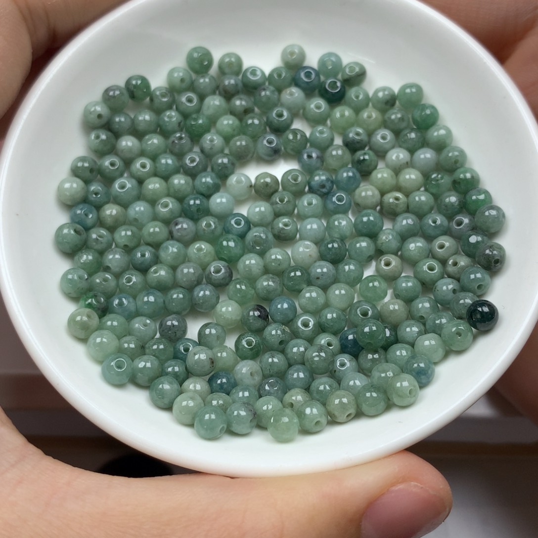 翡翠颈饰未镶嵌卡4加。