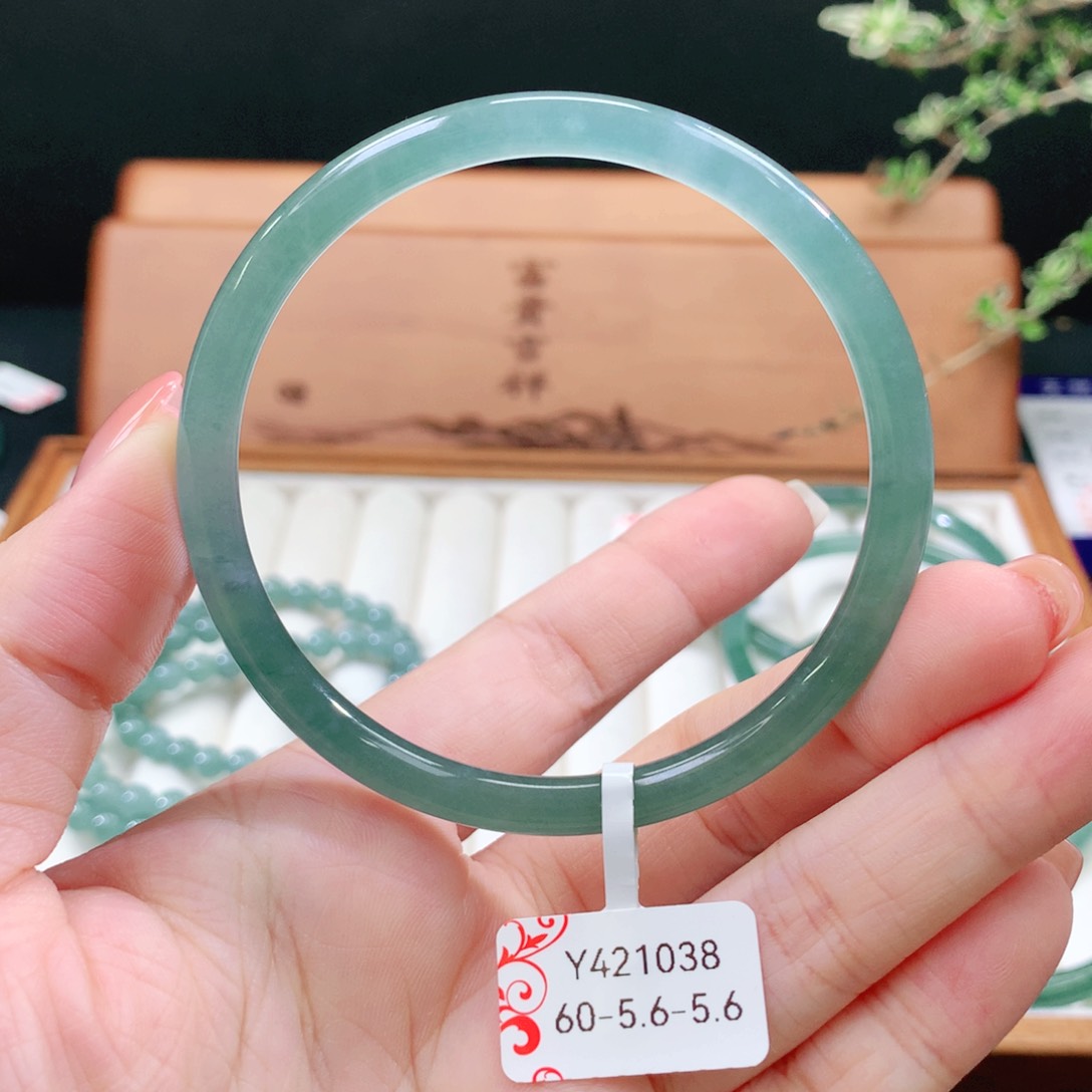 翡翠手镯未镶嵌天然