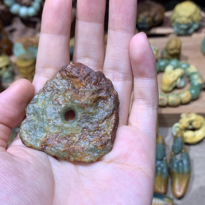 未镶嵌岫岩河磨玉（透闪石质玉）挂件