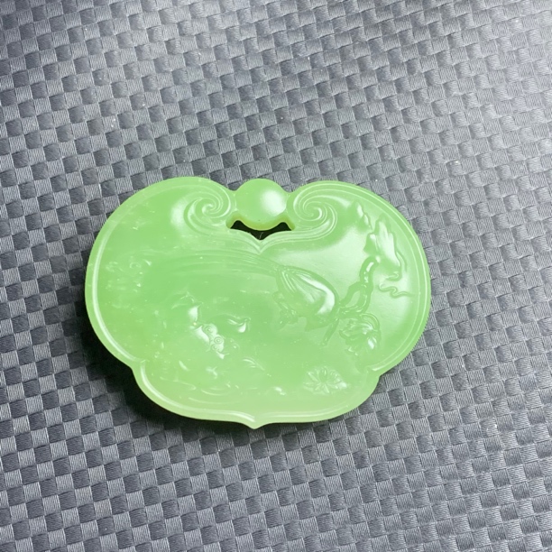 和田玉翠青花鸟如意锁吊坠