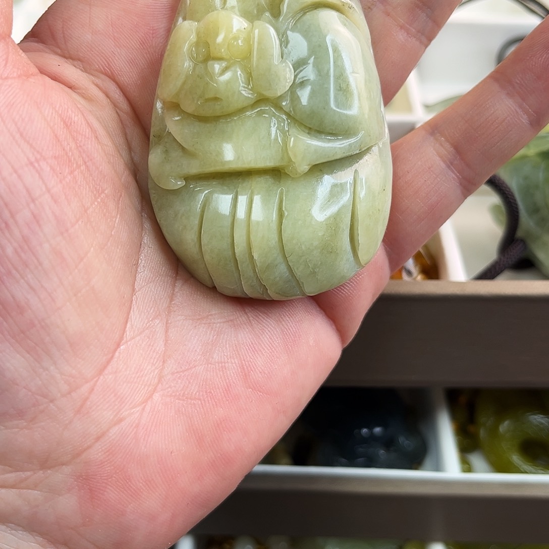 蛇纹石玉颈饰未镶嵌