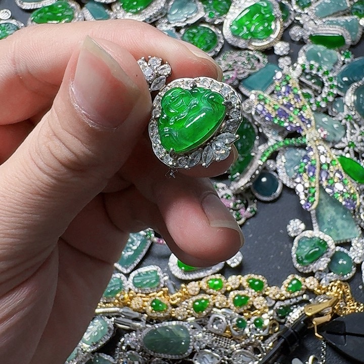 翡翠颈饰未镶嵌天然A货翡翠放漏