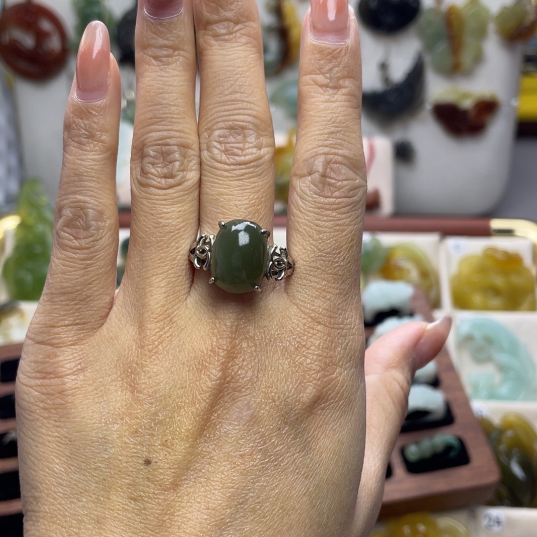 浮***）蛇纹石玉未镶嵌颈饰