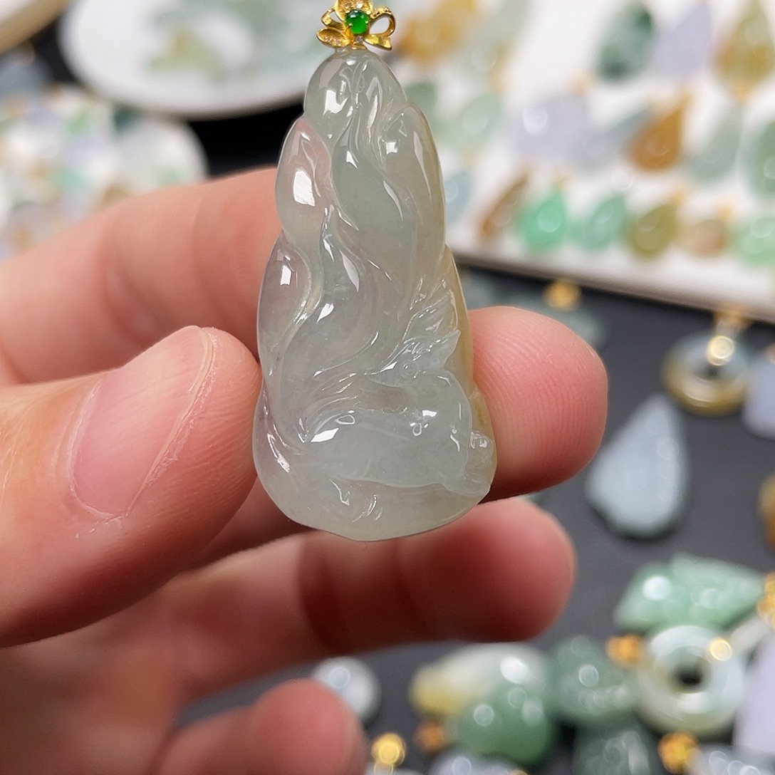 翡翠18K金镶嵌颈饰九尾狐