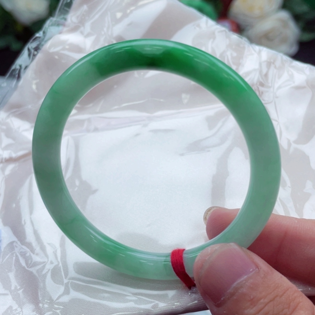 鸭***贝翡翠手镯未镶嵌翡翠