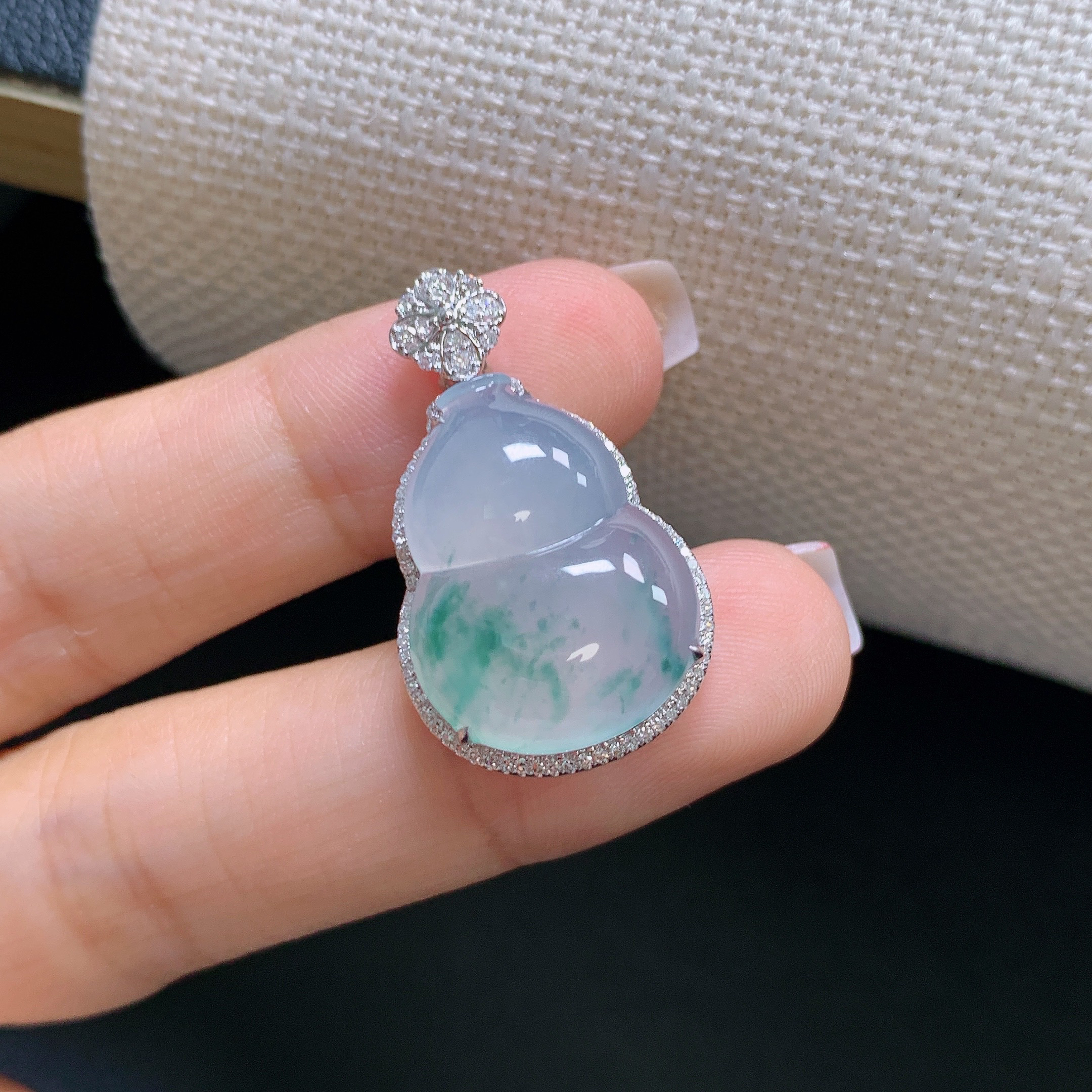 缅甸天然A货翡翠镶嵌18k金冰种飘绿花葫芦吊坠精致