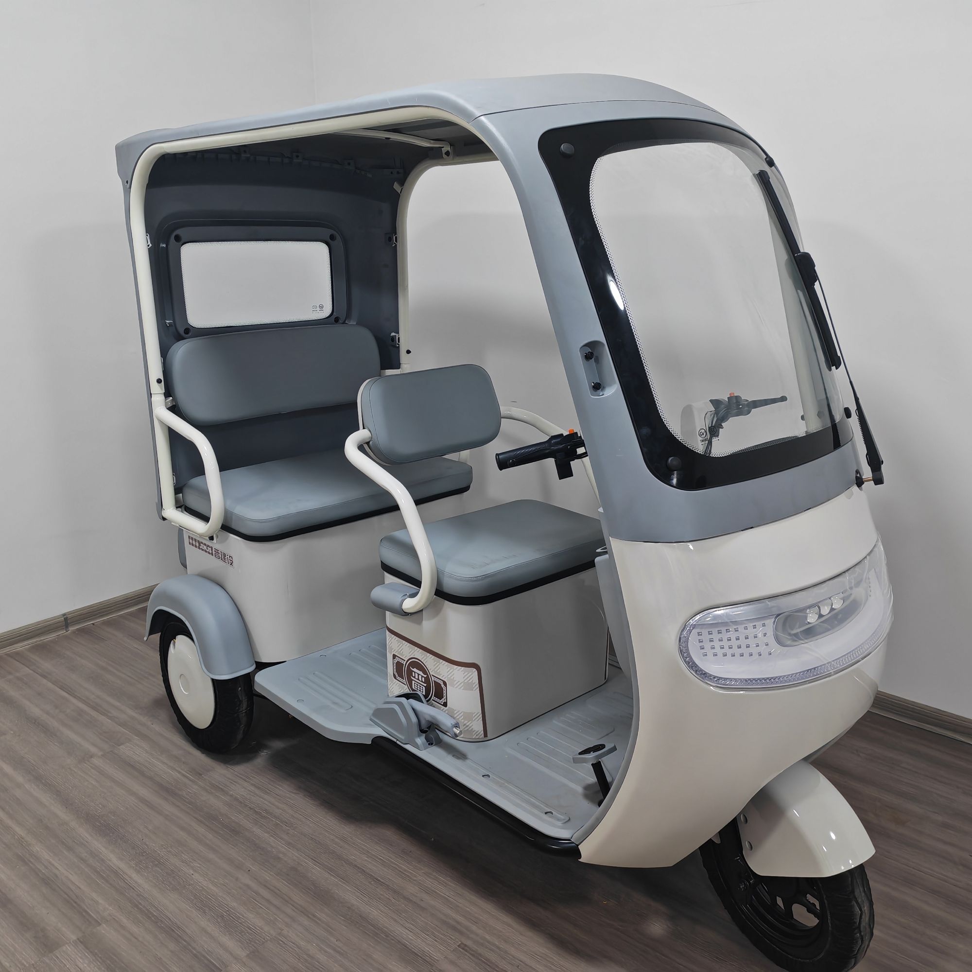 带棚电动三轮车送雨帘客货两用适合老人休闲通勤及接送