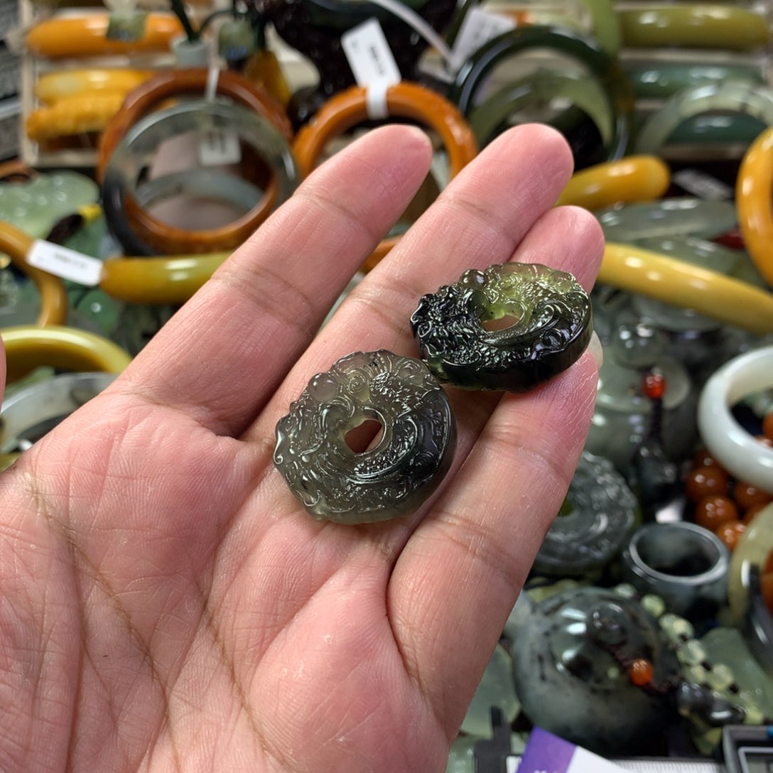 蛇纹石玉颈饰未镶嵌