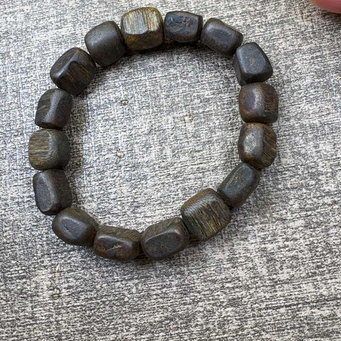 虎***踪沉香沉香碎屑绿棋留疤珠1.3/14