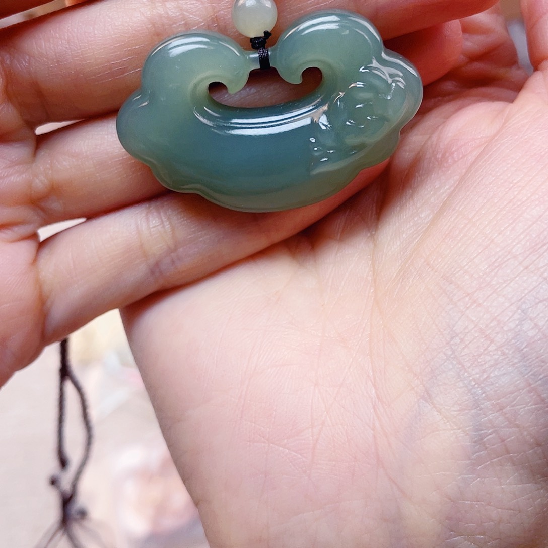 和田玉未镶嵌吊坠(赠链)