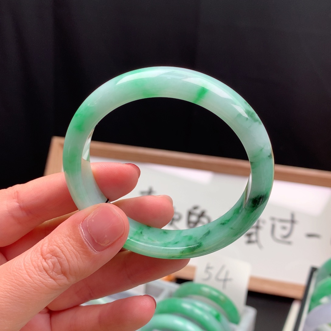 翡翠手镯未镶嵌缅甸