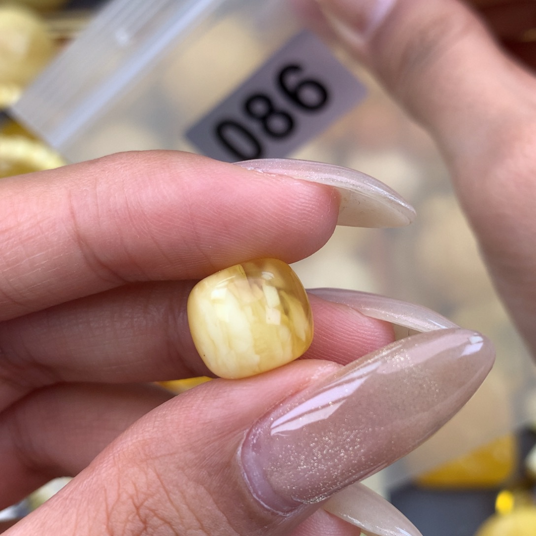 弯***虹琥珀未镶嵌珠宝奇石