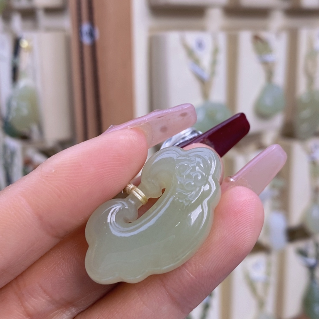 ****花和田玉未镶嵌颈饰