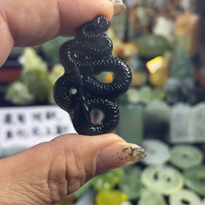 蛇纹石玉颈饰合金