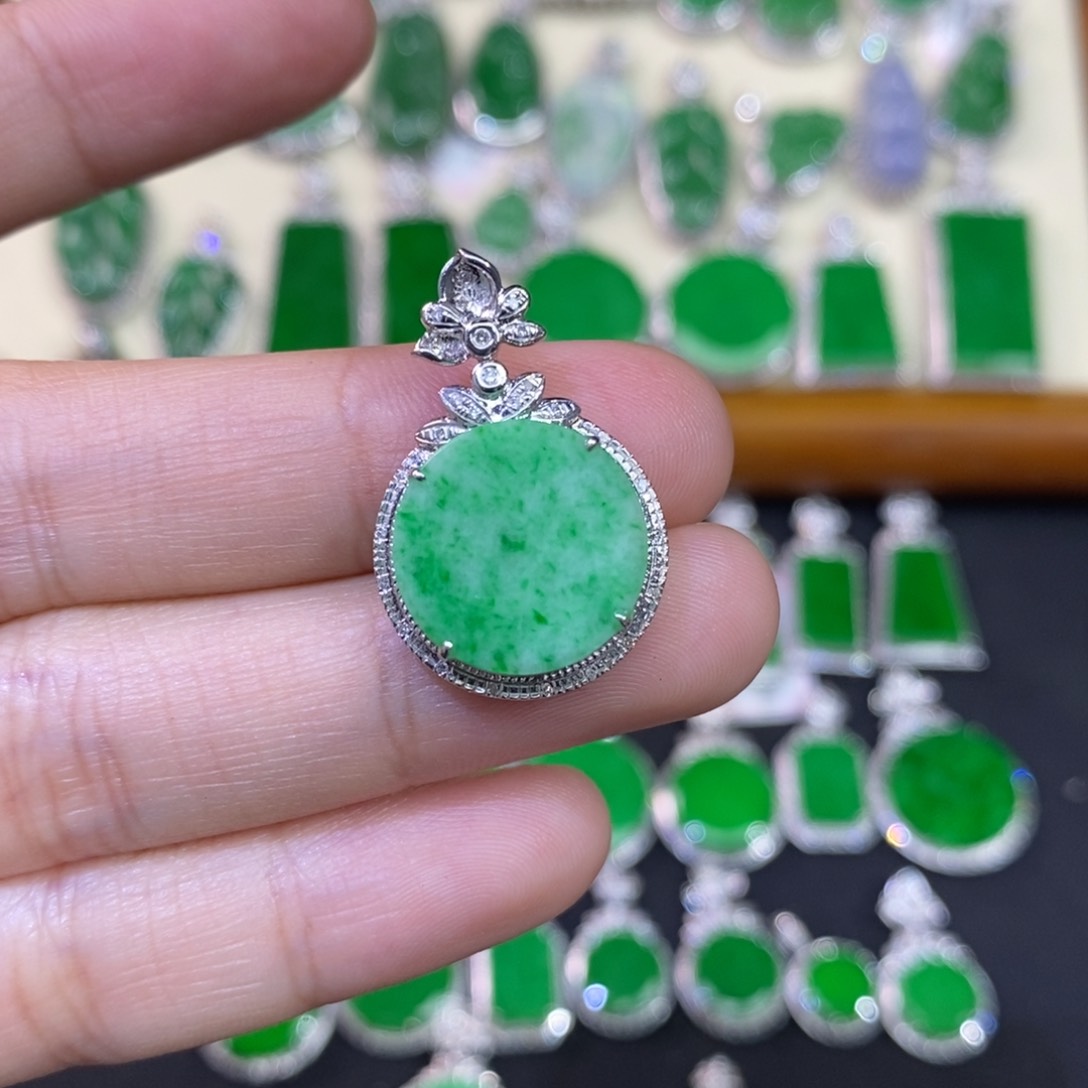 翡翠吊坠(不含链)18K金镶嵌