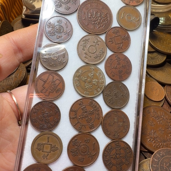 冬***至一起二十九个铜币工艺品摆件