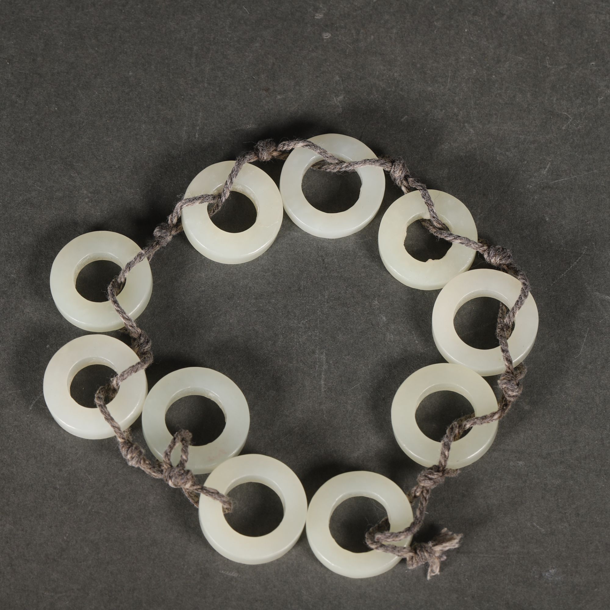 Lot19 清代和田玉十连环