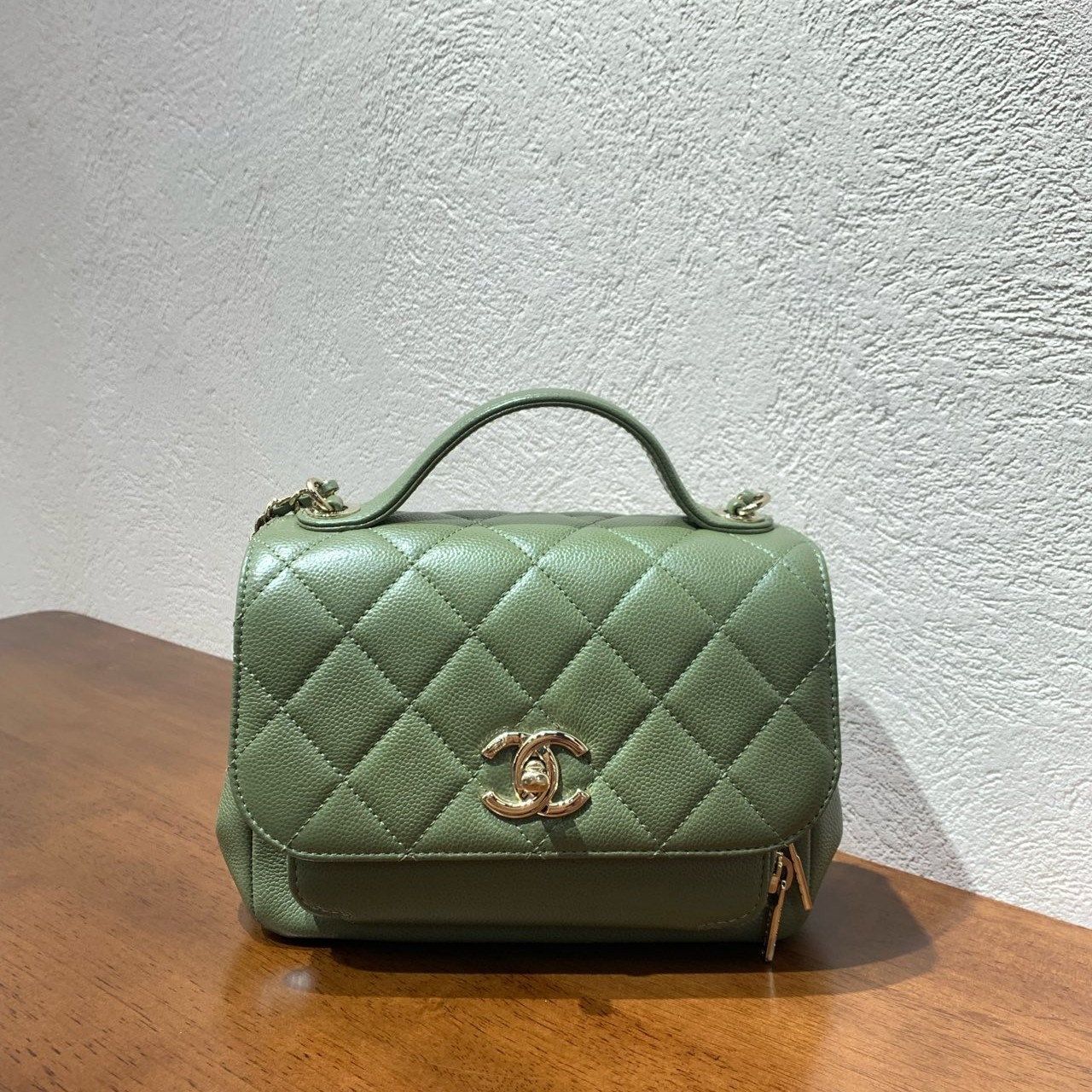 99新 Chanel/香奈儿 21B 抹茶绿色 小号 金扣荔枝纹牛牛邮差包