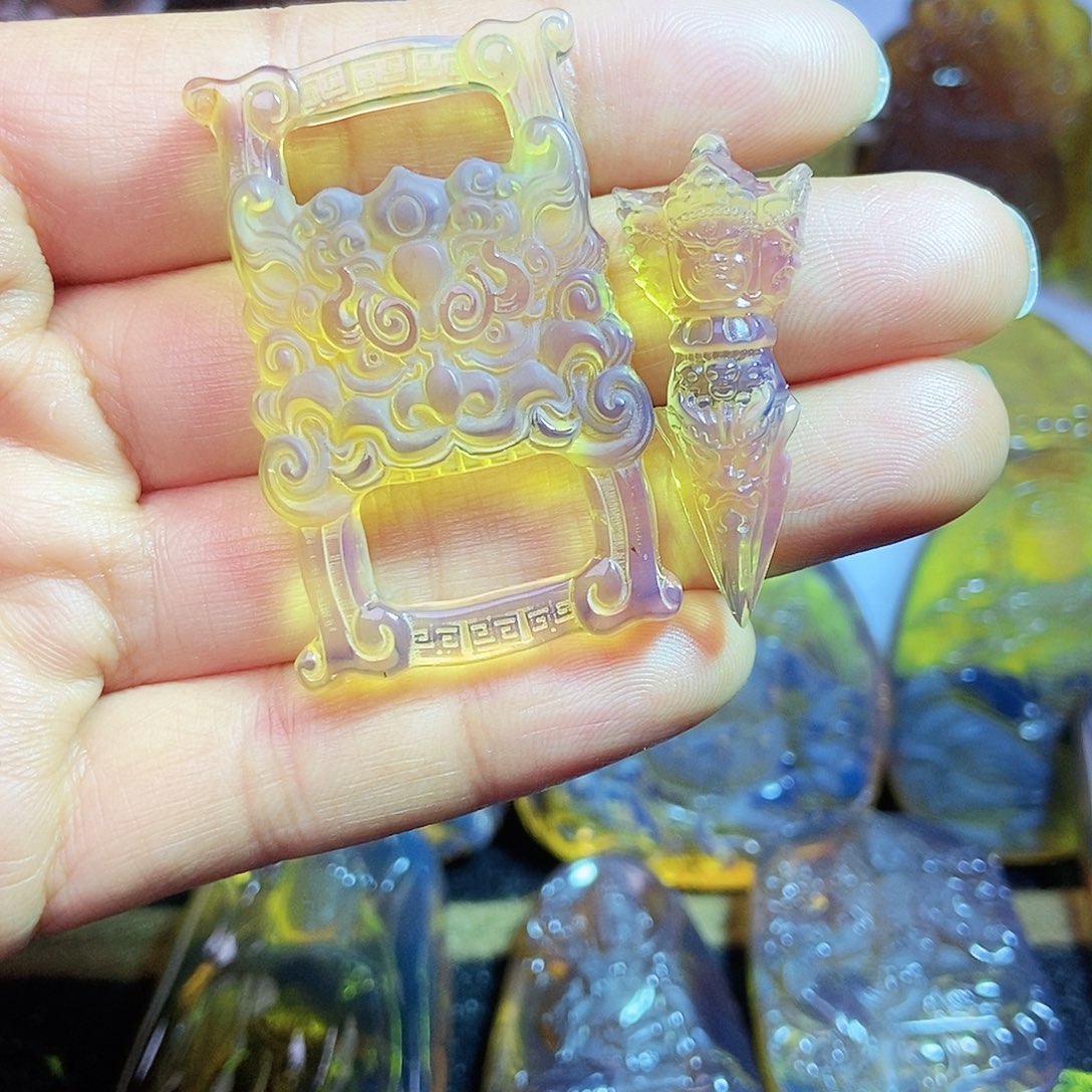 琥珀颈饰未镶嵌金书扣