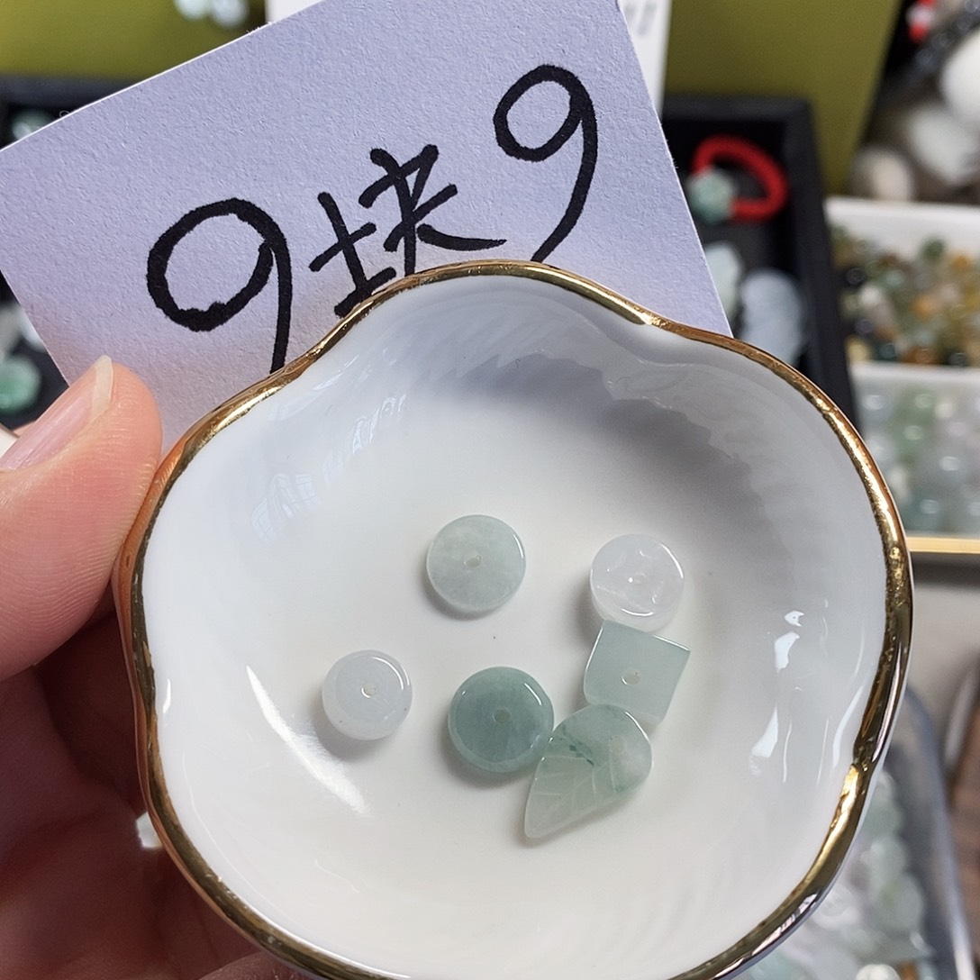 啵***鱼翡翠未镶嵌颈饰小滴溜